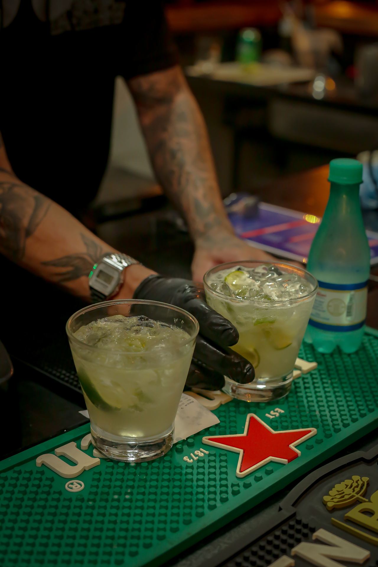 Caipirinhas e drinks no bar da Tre Amici