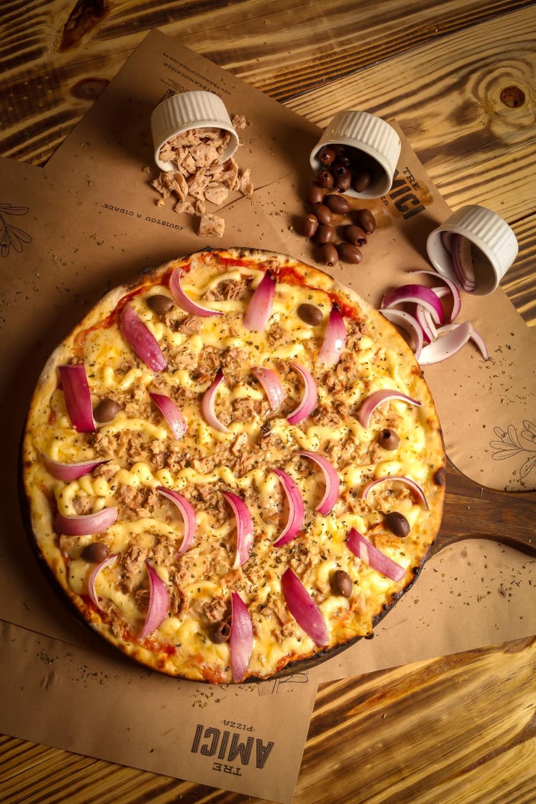 Pizza artesanal saindo do forno